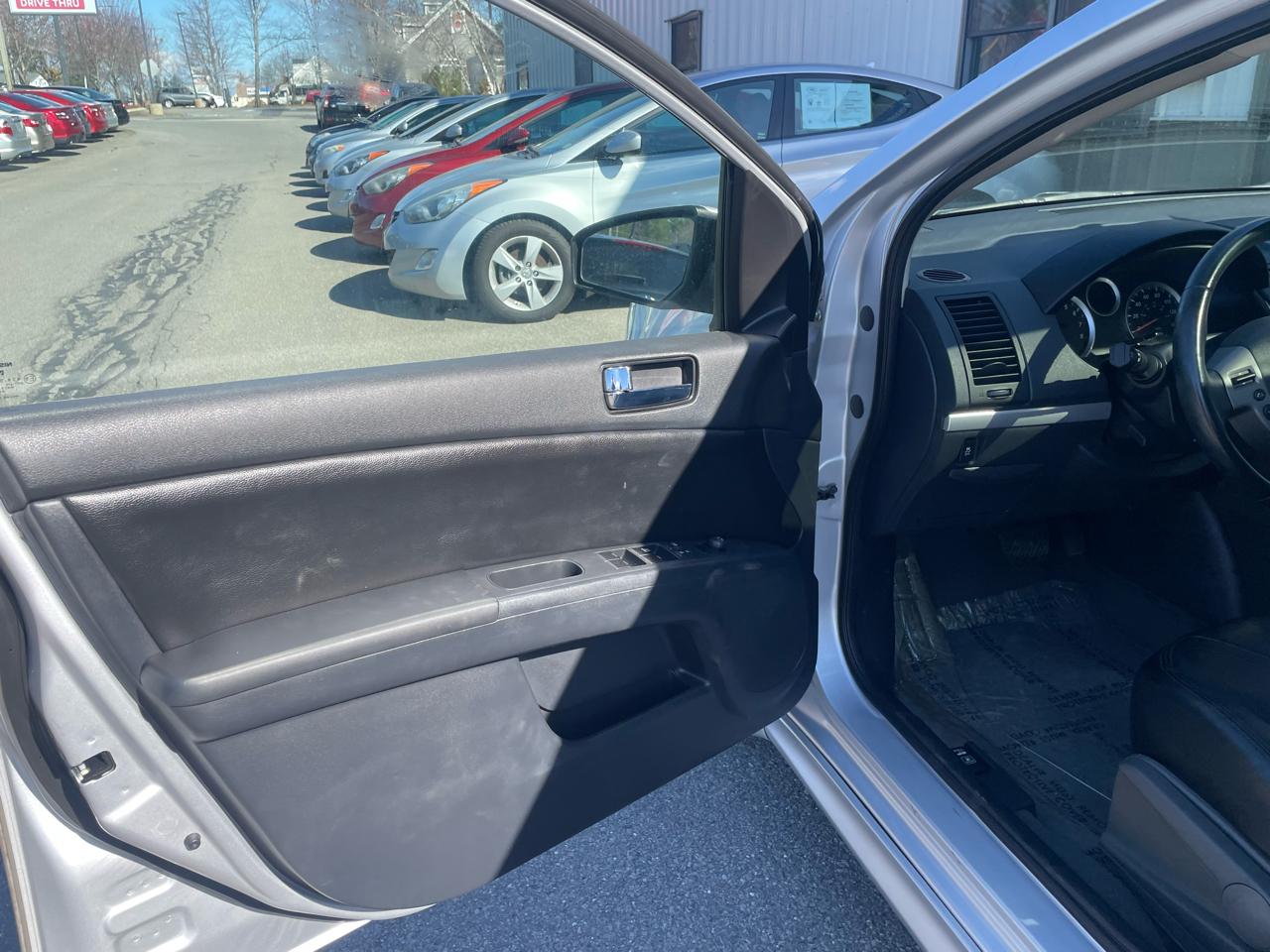 Nissan Sentra 4dr Sdn I4 CVT 2.0 SR 2012