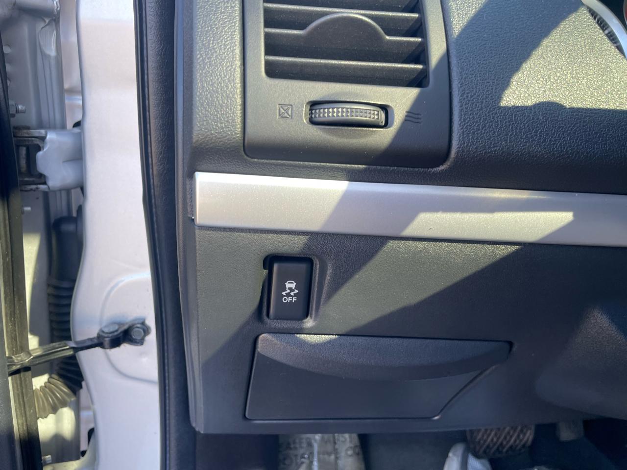 Nissan Sentra 4dr Sdn I4 CVT 2.0 SR 2012