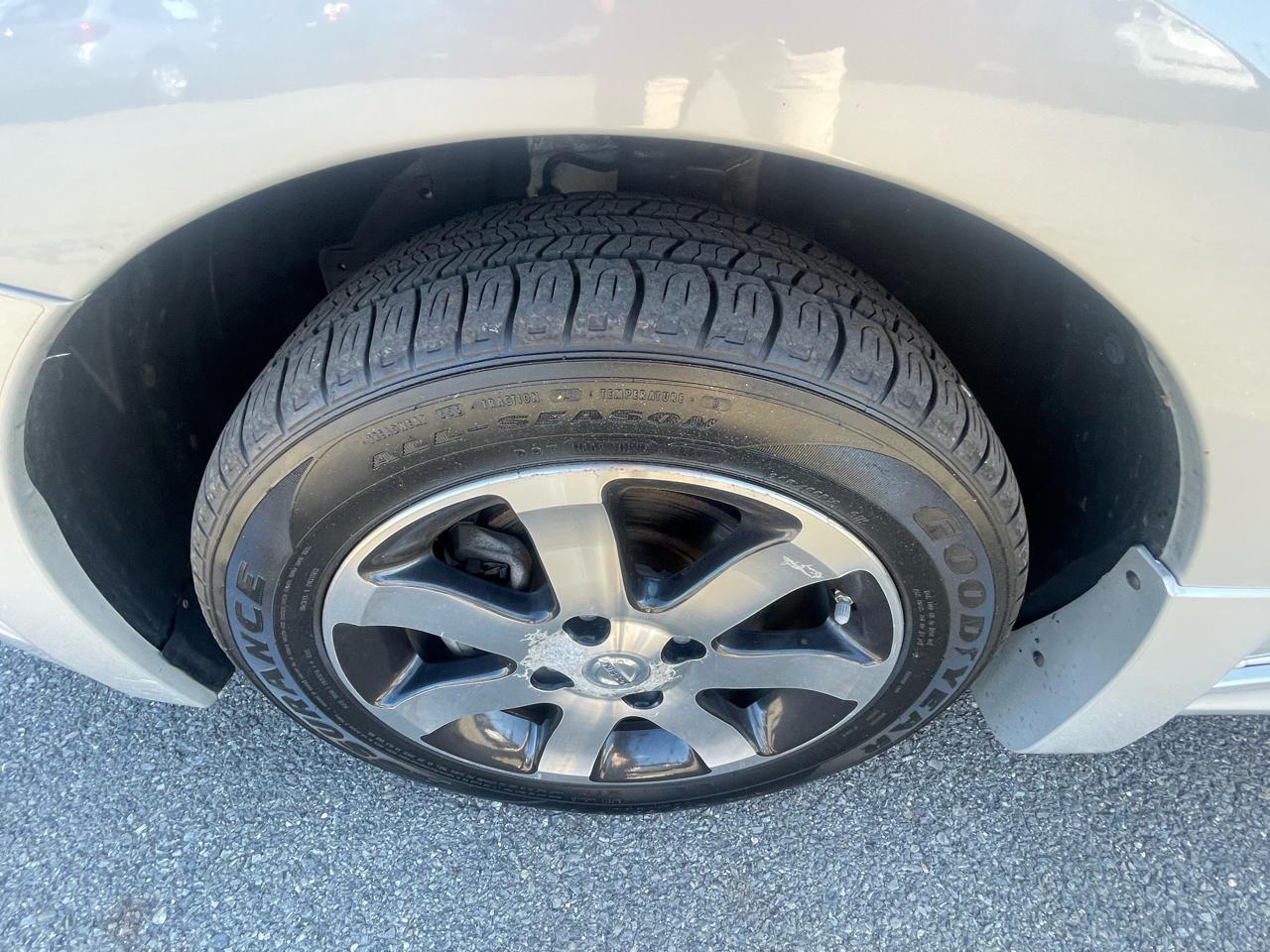 Nissan Sentra 4dr Sdn I4 CVT 2.0 SR 2012