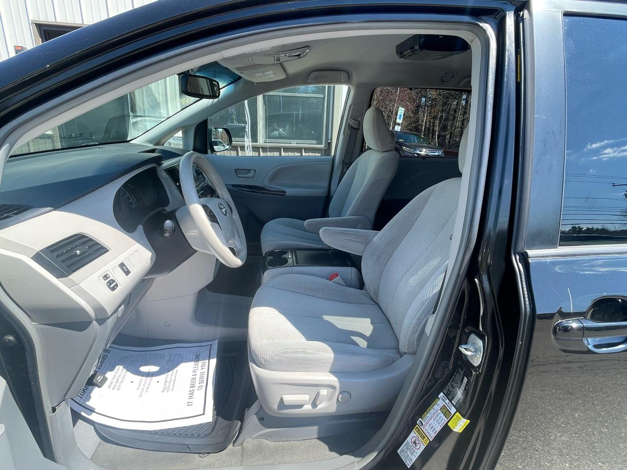 Toyota Sienna 5dr 7-Pass Van V6 LE AAS FWD (Natl) 2014