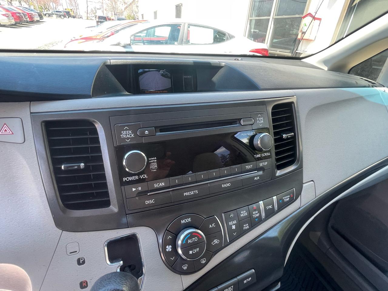 Toyota Sienna 5dr 7-Pass Van V6 LE AAS FWD (Natl) 2014