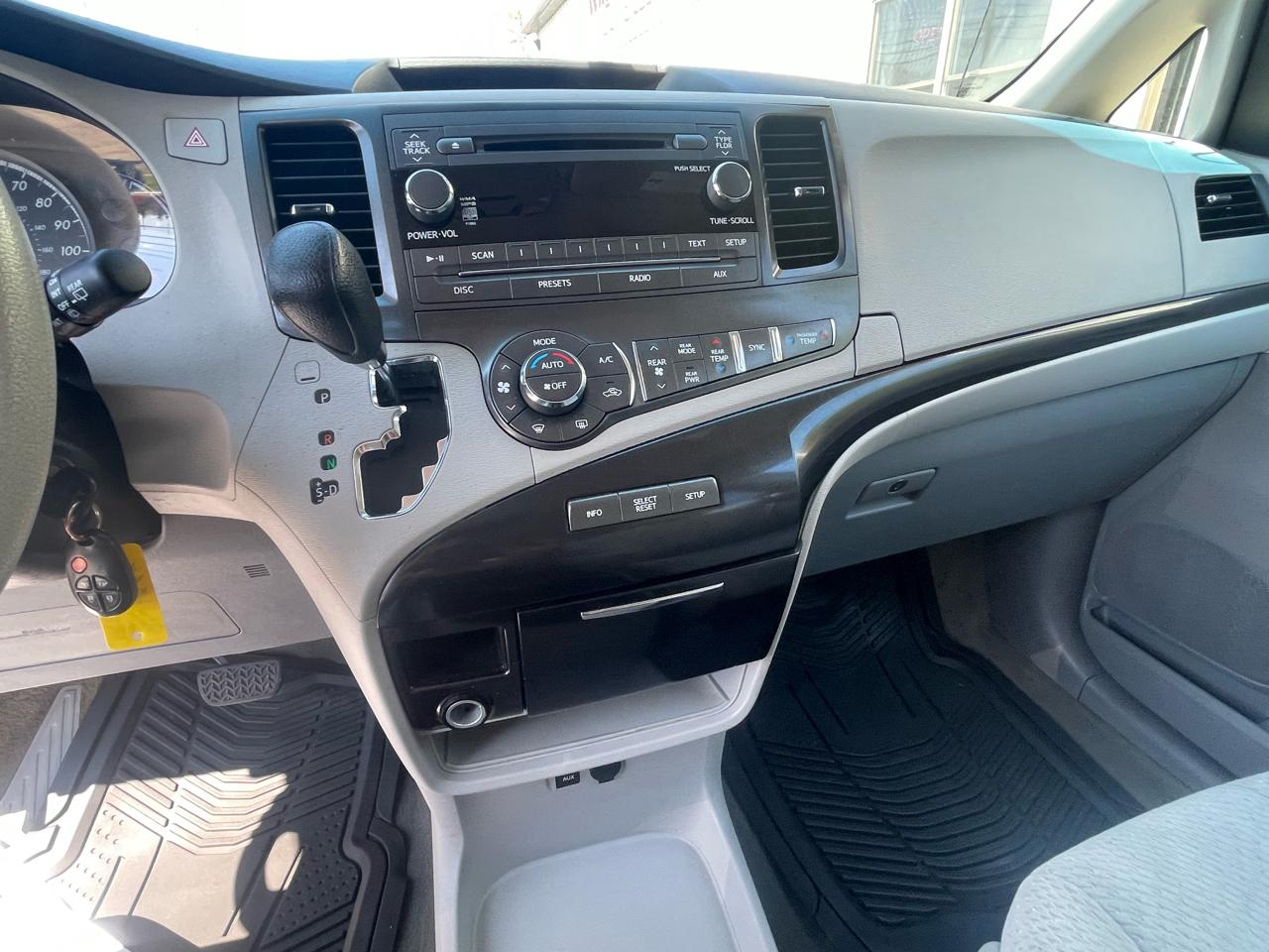 Toyota Sienna 5dr 7-Pass Van V6 LE AAS FWD (Natl) 2014