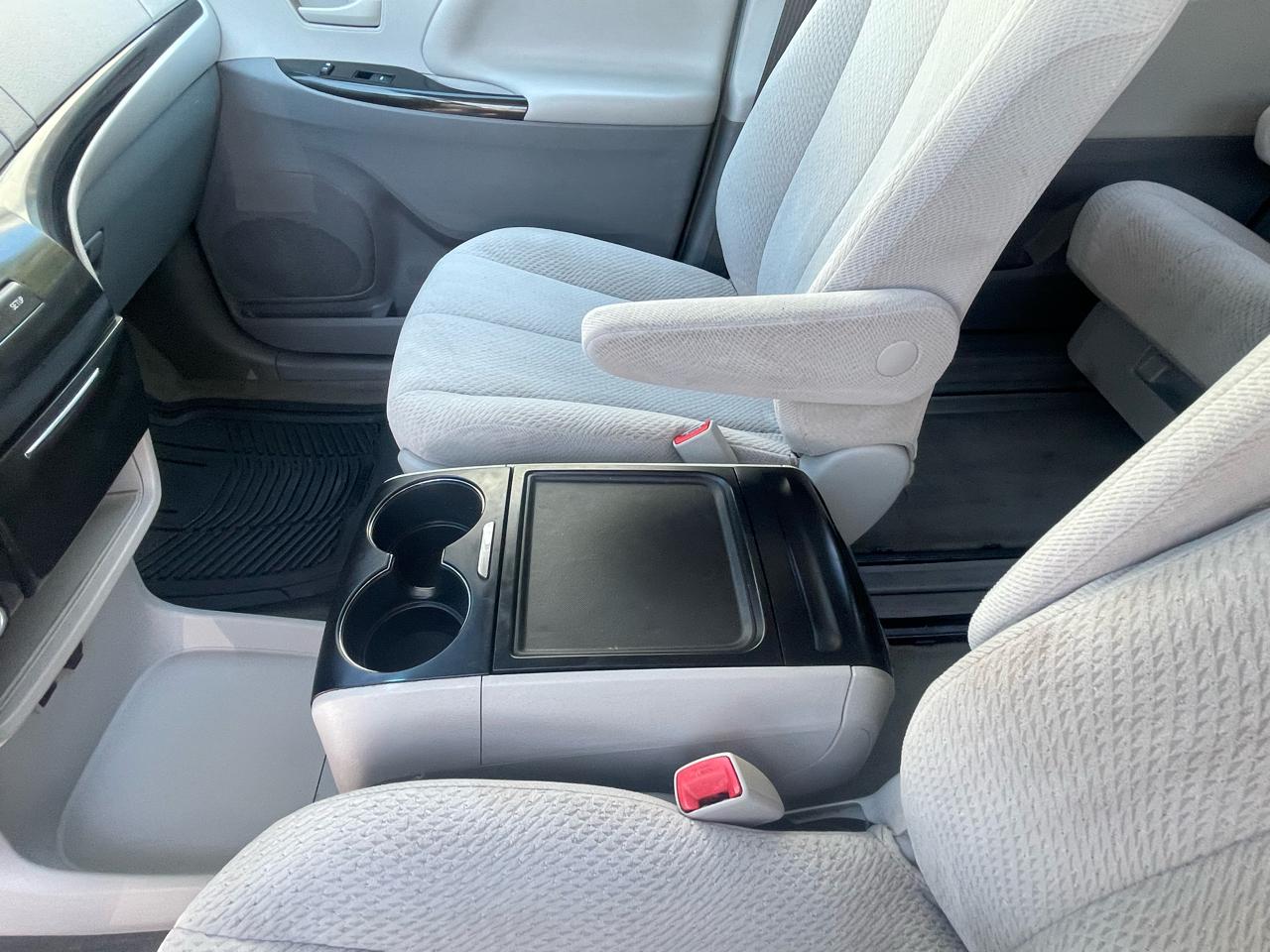 Toyota Sienna 5dr 7-Pass Van V6 LE AAS FWD (Natl) 2014