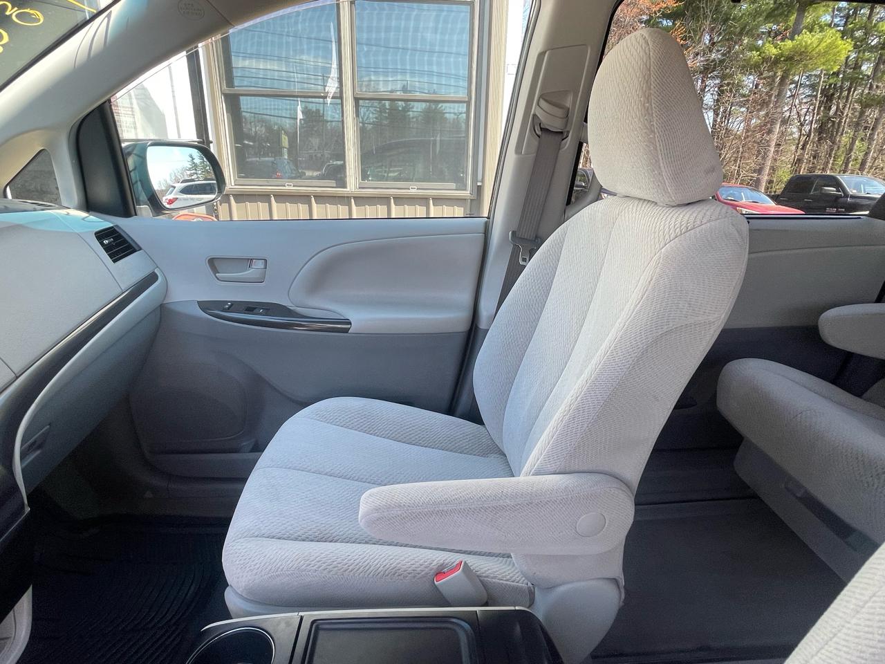 Toyota Sienna 5dr 7-Pass Van V6 LE AAS FWD (Natl) 2014