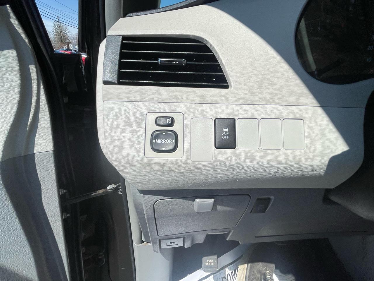 Toyota Sienna 5dr 7-Pass Van V6 LE AAS FWD (Natl) 2014