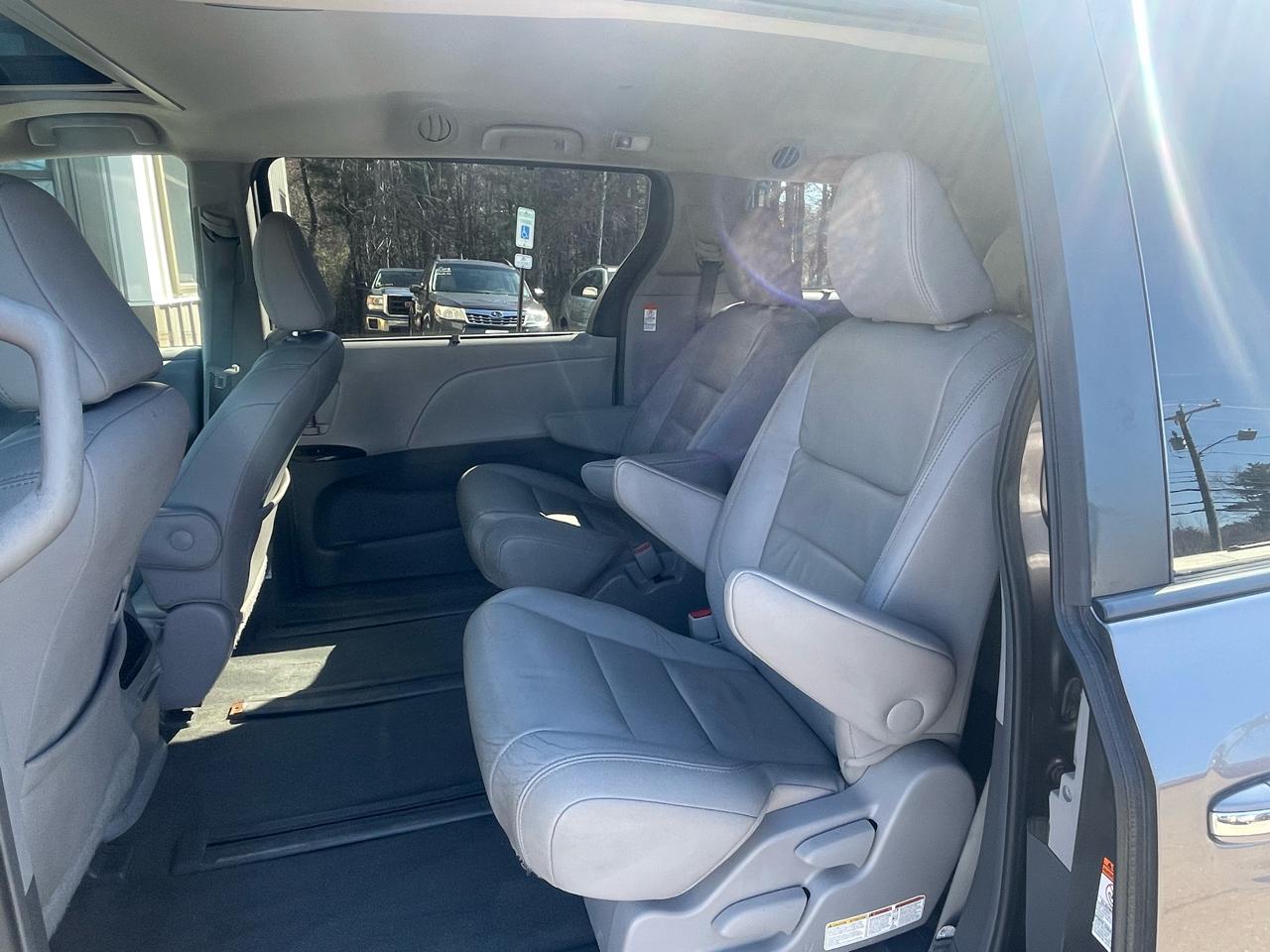 Toyota Sienna 5dr 7-Pass Van Ltd AWD (Natl) 2015