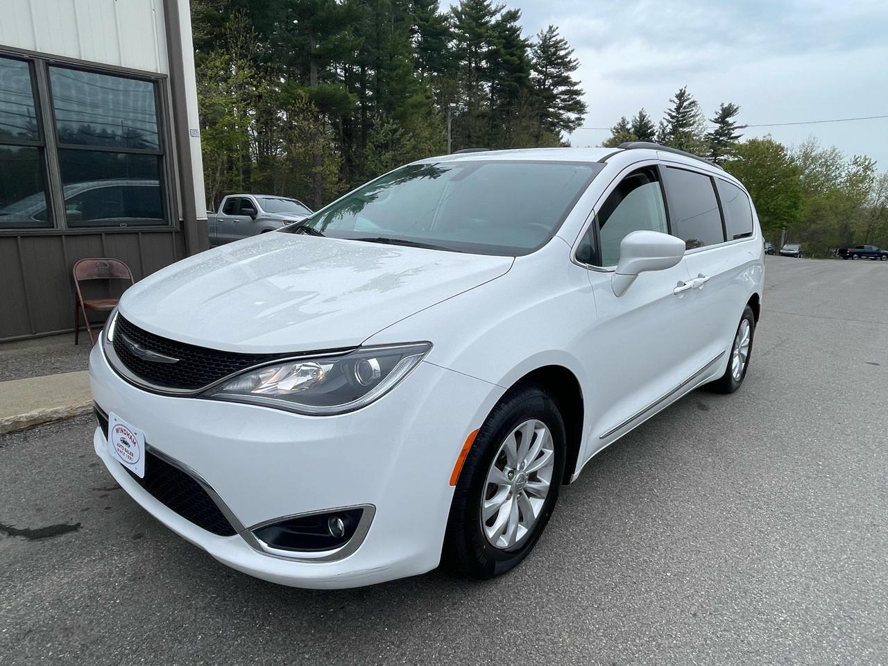 2017 Chrysler Pacifica Touring-L's photo