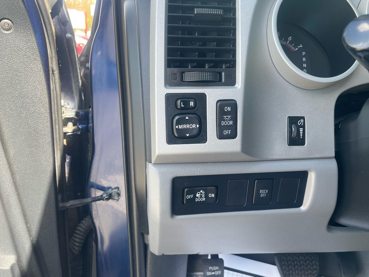 Toyota Tundra 4WD Truck Dbl 5.7L V8 6-Spd AT (Natl) 2008