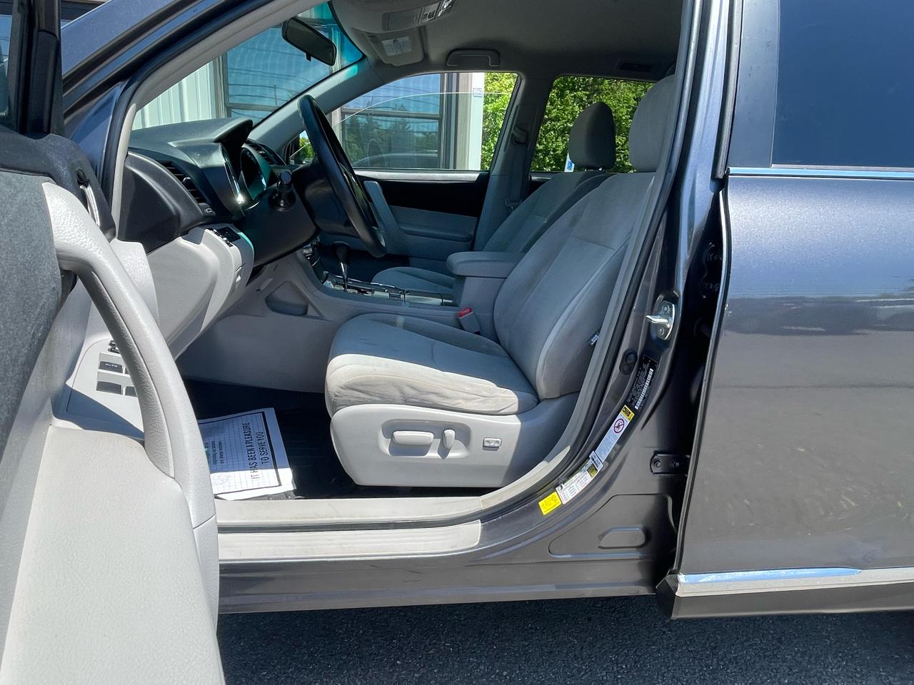 Toyota Highlander 4WD 4dr V6 Base (Natl) 2011