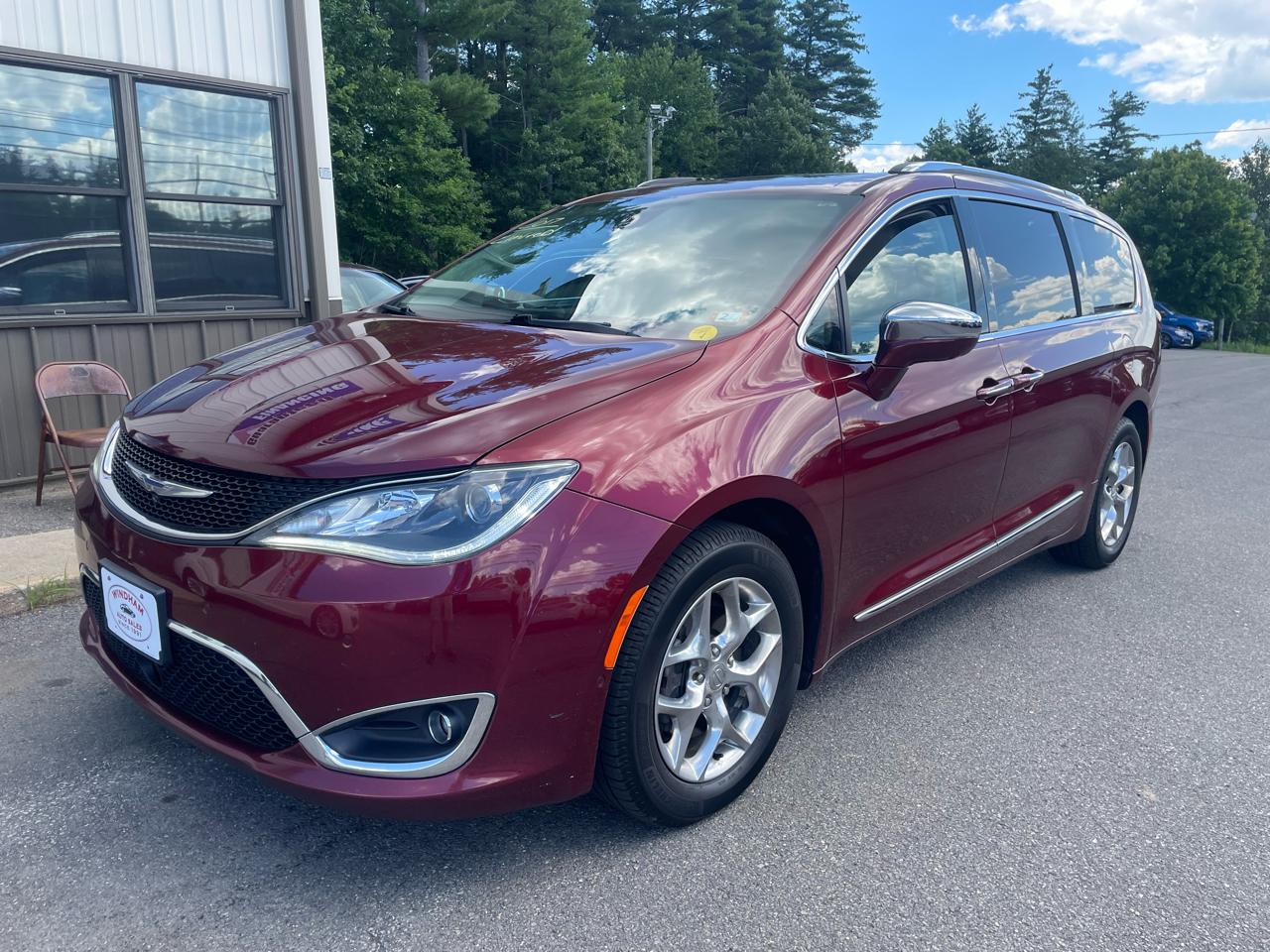 2017 Chrysler Pacifica Limited's photo