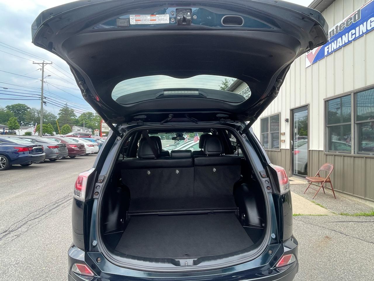 Toyota RAV4 Hybrid SE AWD (Natl) 2017