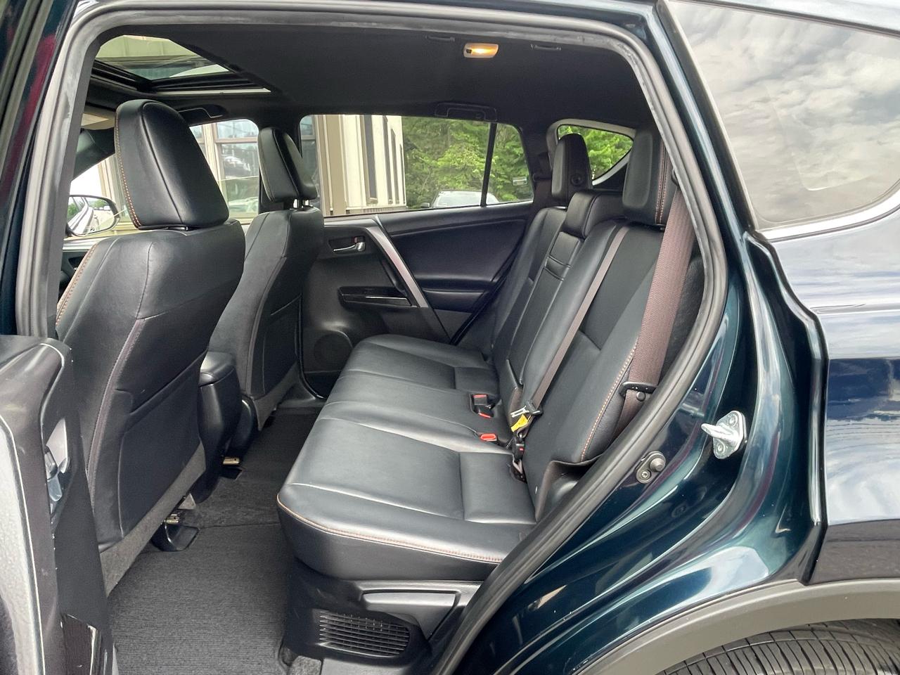 Toyota RAV4 Hybrid SE AWD (Natl) 2017