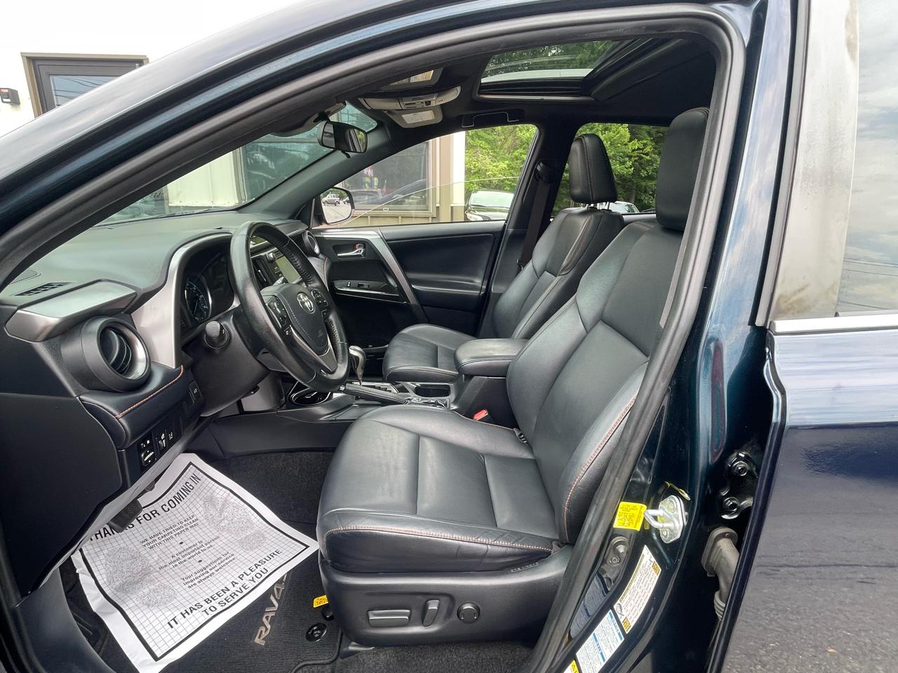 Toyota RAV4 Hybrid SE AWD (Natl) 2017
