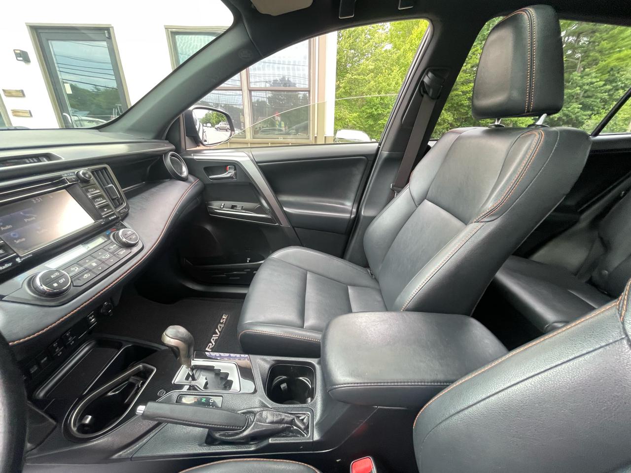 Toyota RAV4 Hybrid SE AWD (Natl) 2017