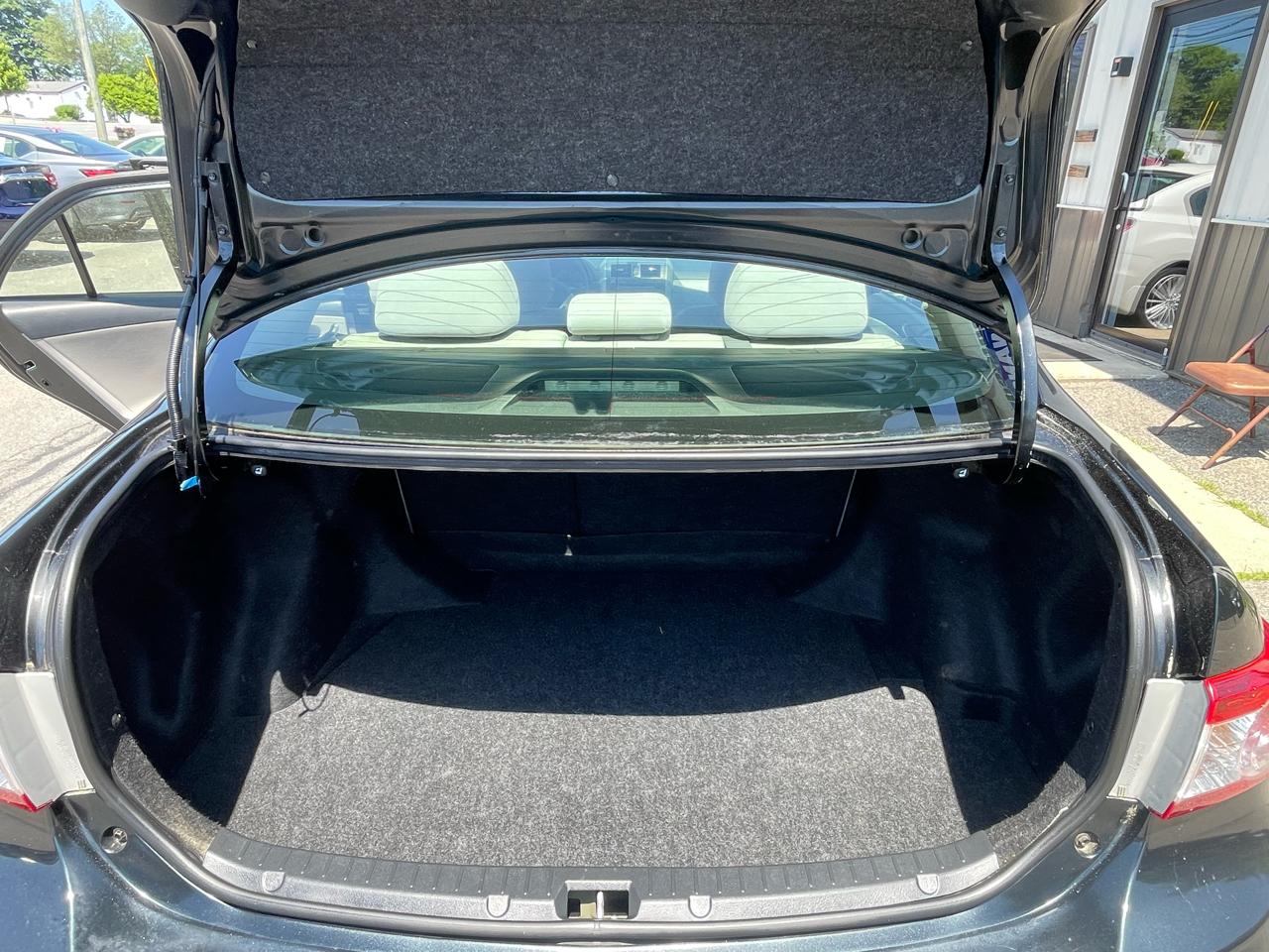 Toyota Corolla 4dr Sdn Auto LE (Natl) 2011