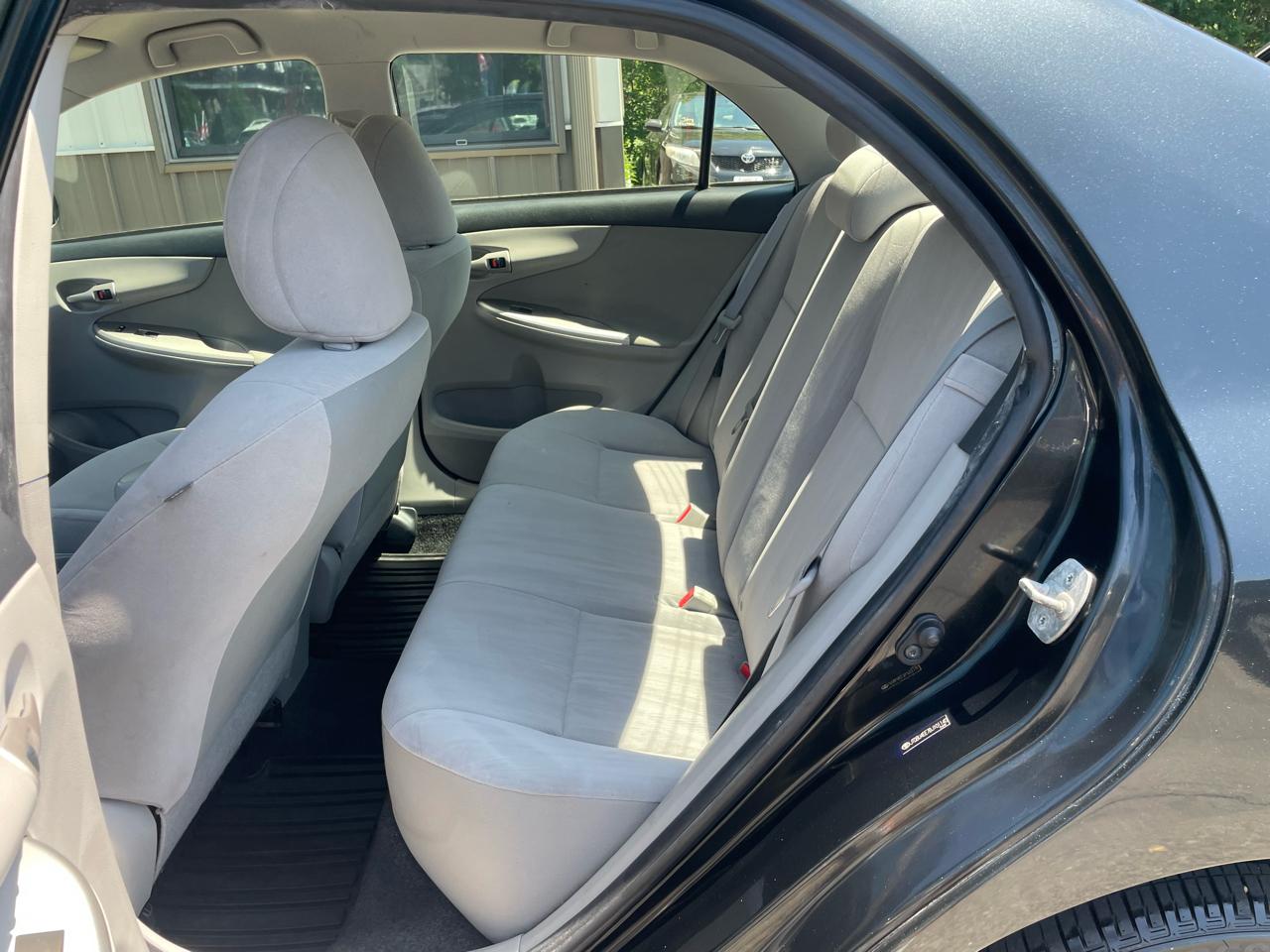 Toyota Corolla 4dr Sdn Auto LE (Natl) 2011