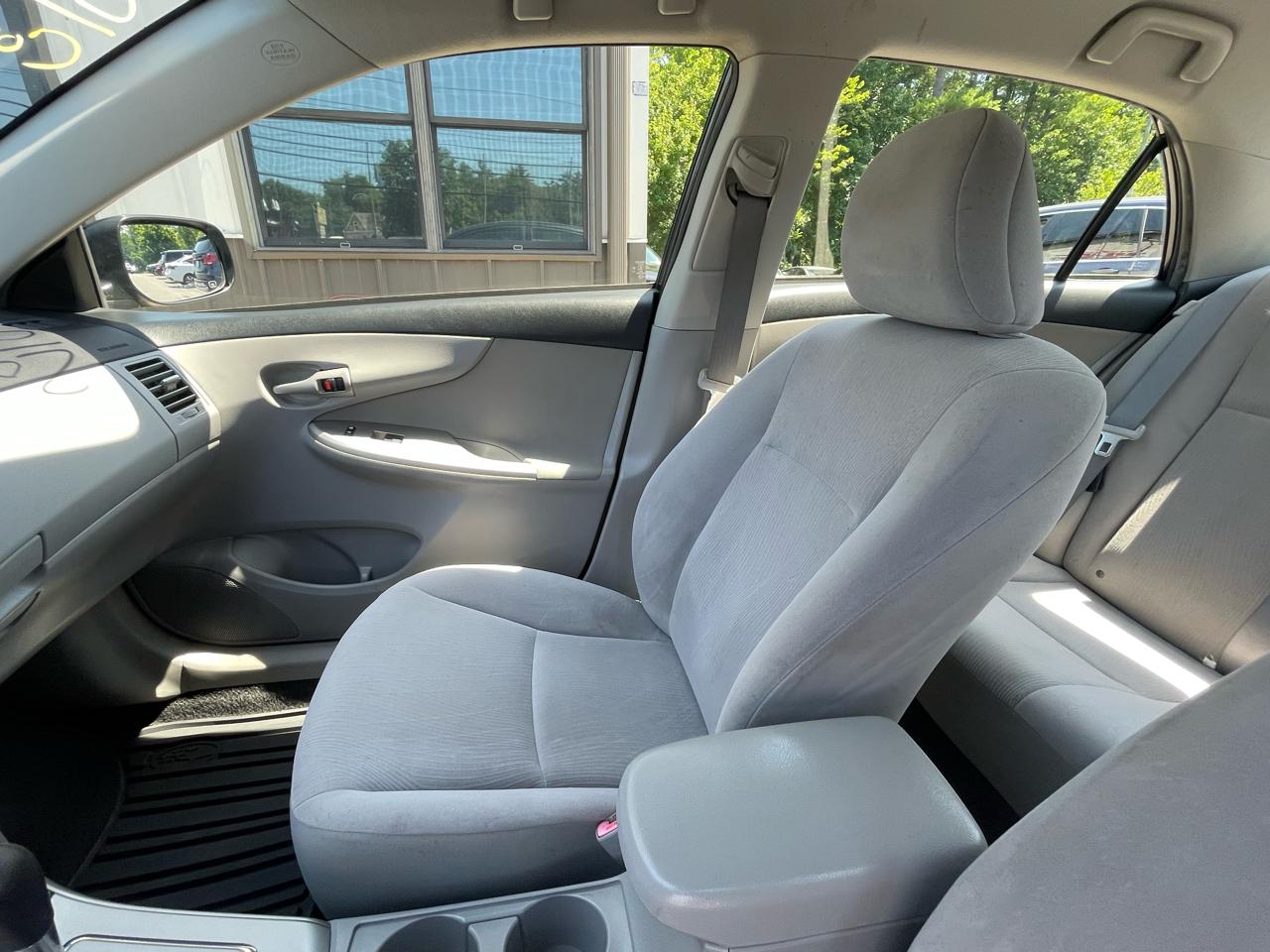 Toyota Corolla 4dr Sdn Auto LE (Natl) 2011