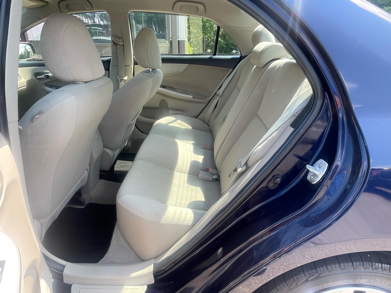 Toyota Corolla 4dr Sdn LE Auto (Natl) 2013