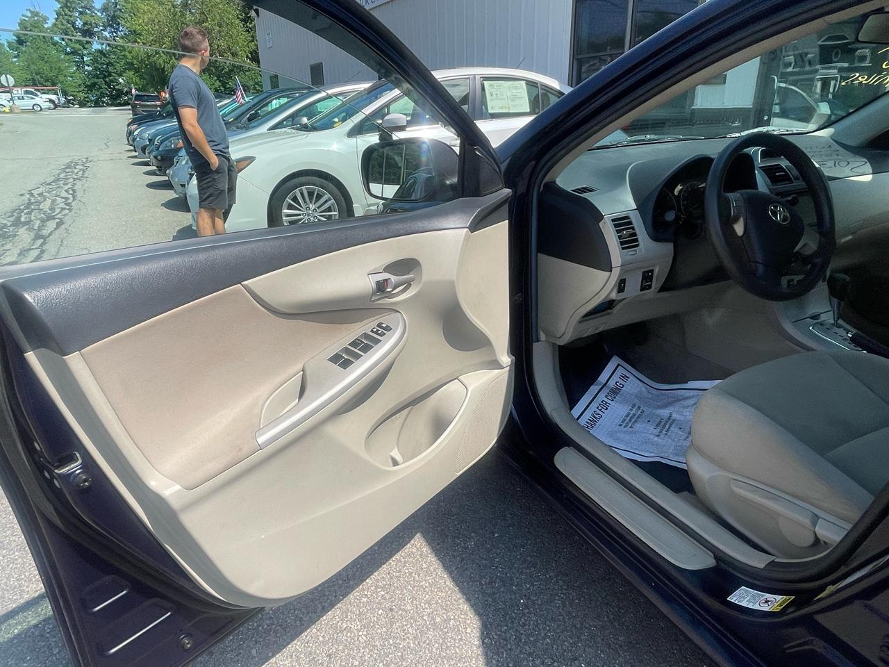 Toyota Corolla 4dr Sdn LE Auto (Natl) 2013