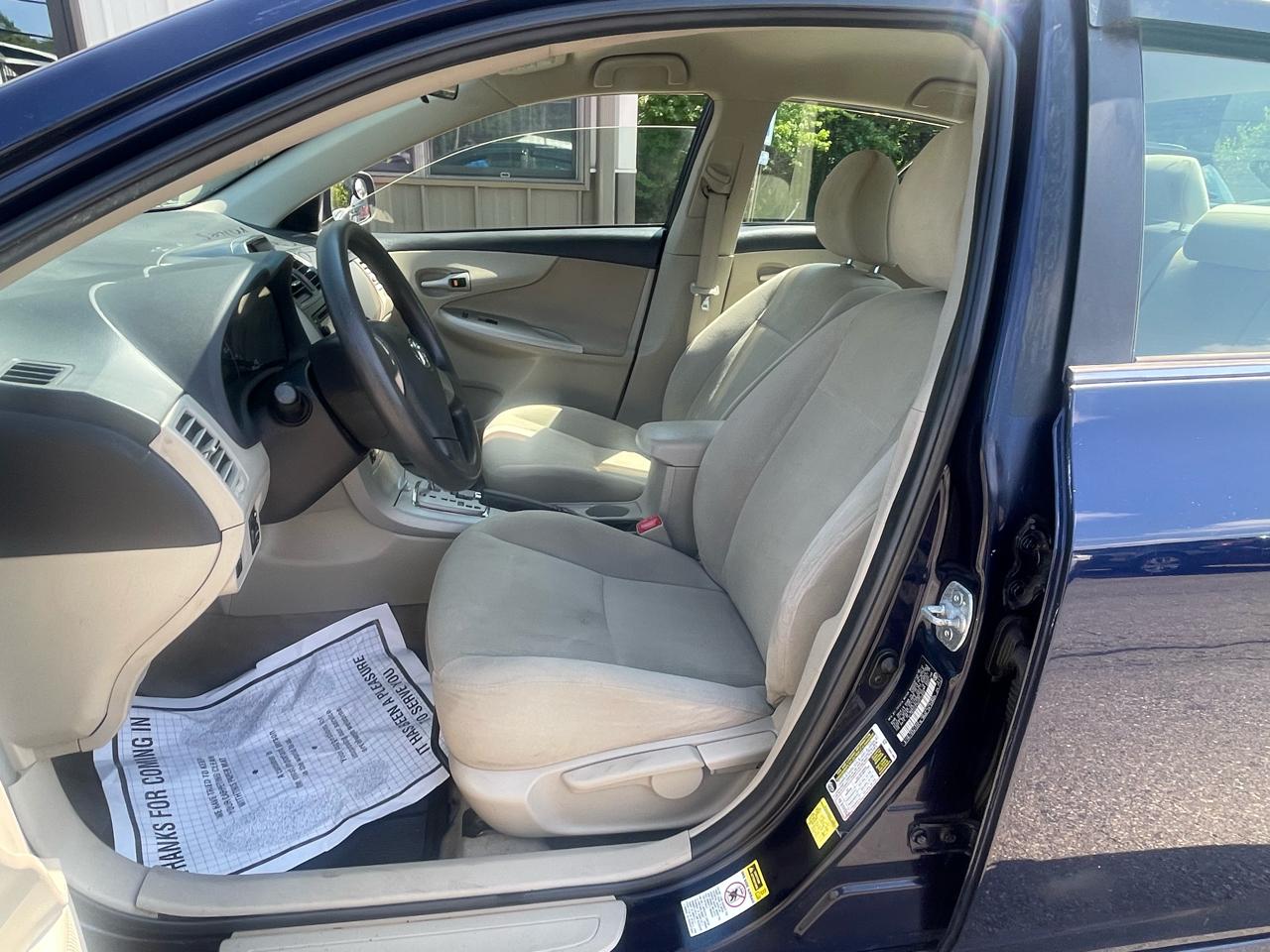 Toyota Corolla 4dr Sdn LE Auto (Natl) 2013