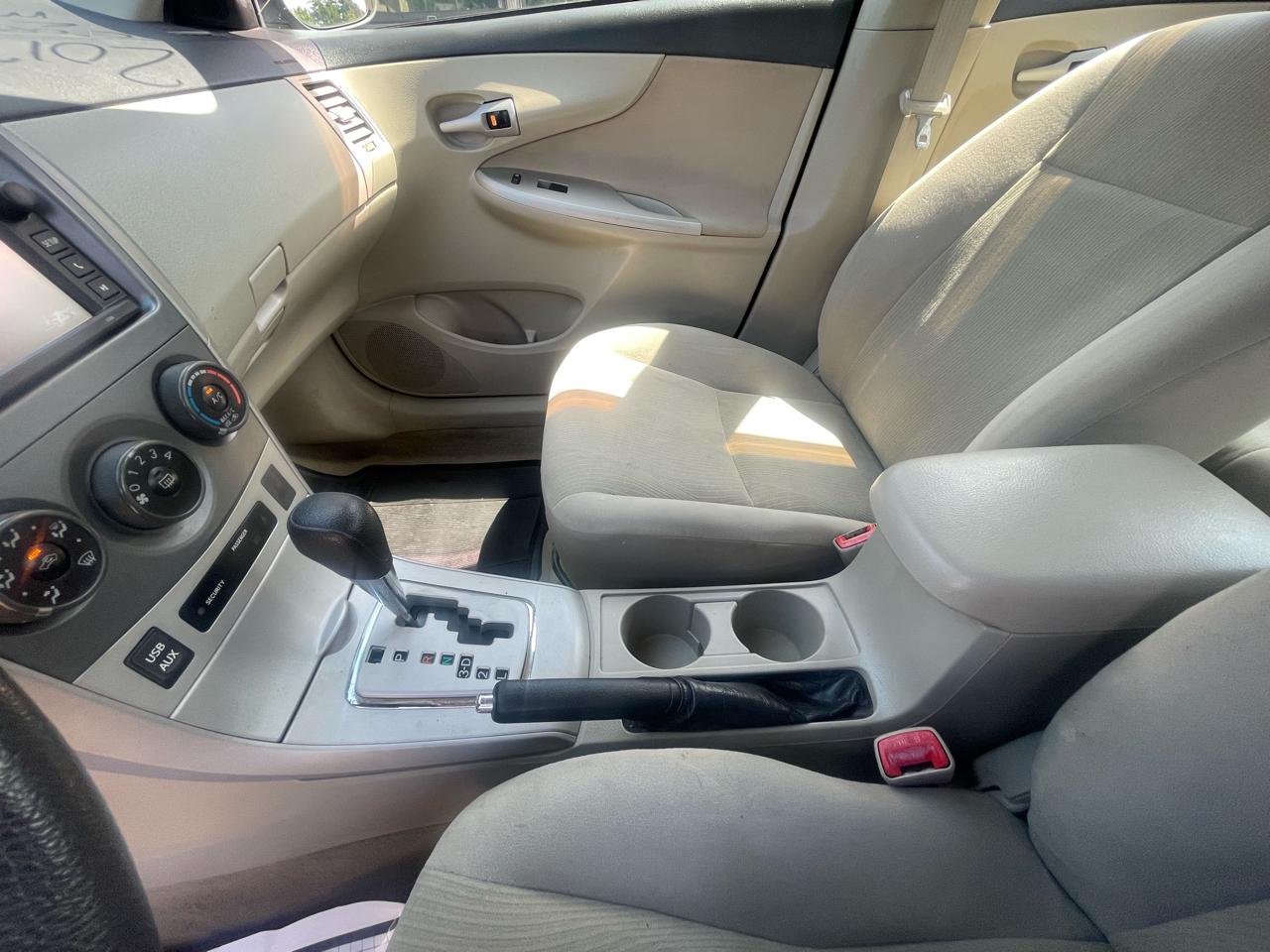 Toyota Corolla 4dr Sdn LE Auto (Natl) 2013