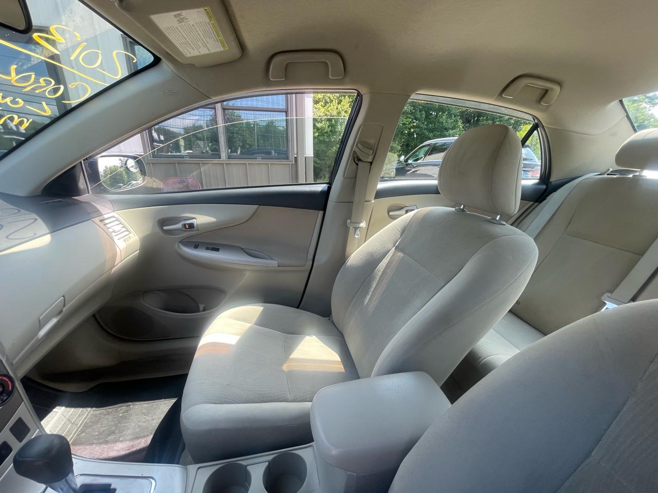 Toyota Corolla 4dr Sdn LE Auto (Natl) 2013