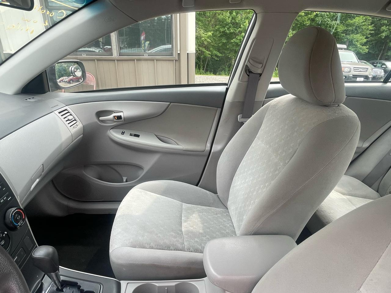 Toyota Corolla 4dr Sdn LE Auto 2009