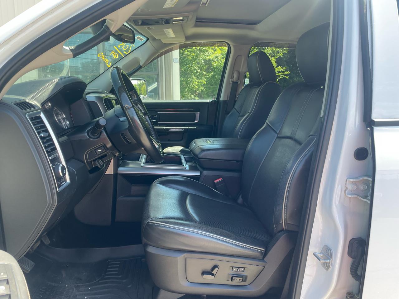 RAM 1500 4WD Crew Cab 140.5" Laramie Limited 2015