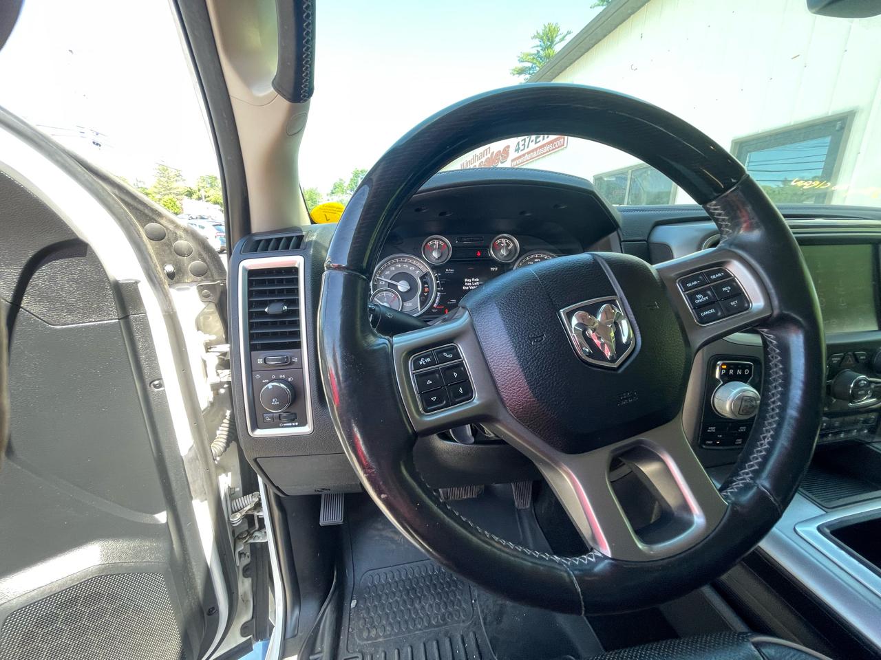 RAM 1500 4WD Crew Cab 140.5" Laramie Limited 2015