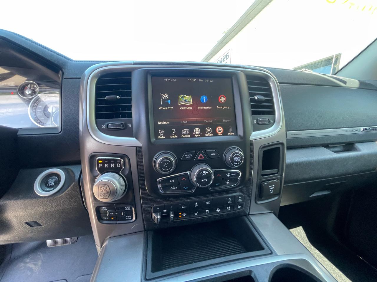 RAM 1500 4WD Crew Cab 140.5" Laramie Limited 2015