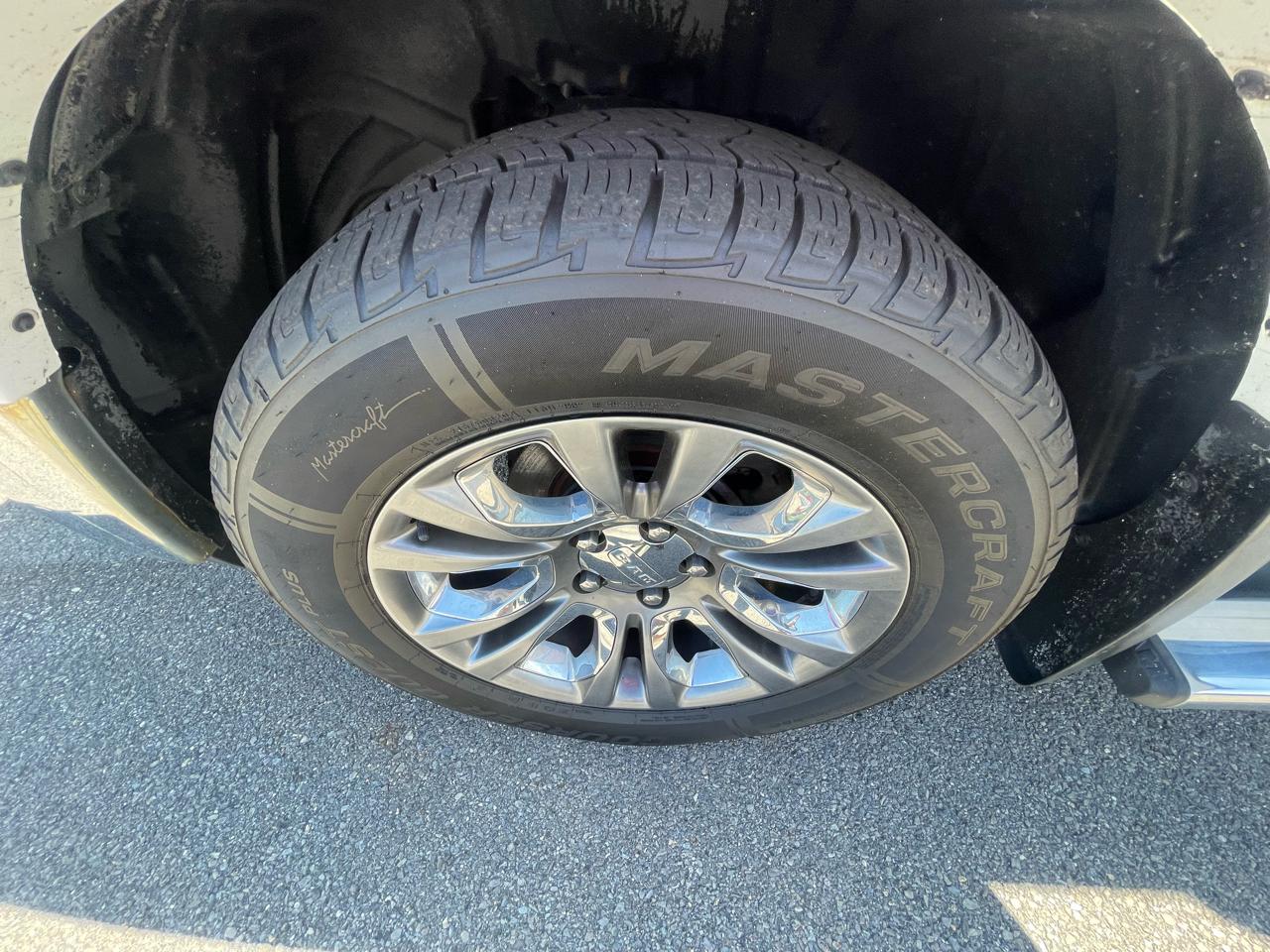 RAM 1500 4WD Crew Cab 140.5" Laramie Limited 2015