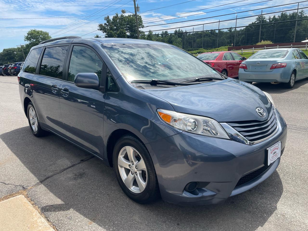Toyota Sienna LE Auto Access Seat FWD 7-Passenger (Natl) 2017