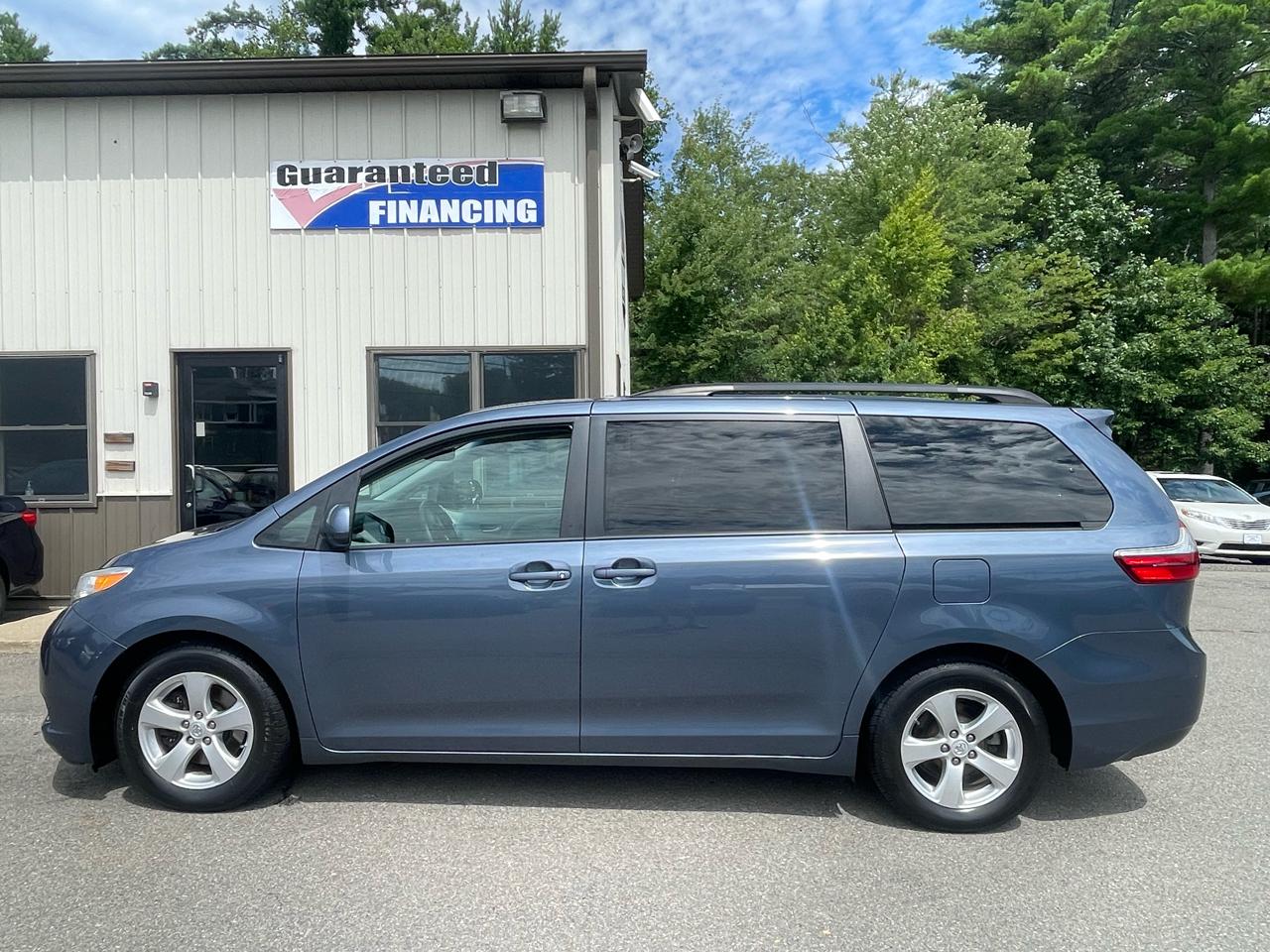 Toyota Sienna LE Auto Access Seat FWD 7-Passenger (Natl) 2017
