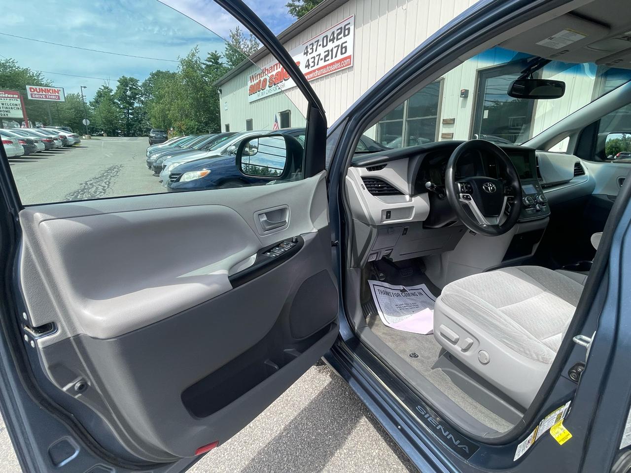 Toyota Sienna LE Auto Access Seat FWD 7-Passenger (Natl) 2017