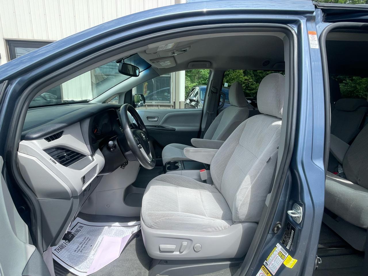 Toyota Sienna LE Auto Access Seat FWD 7-Passenger (Natl) 2017