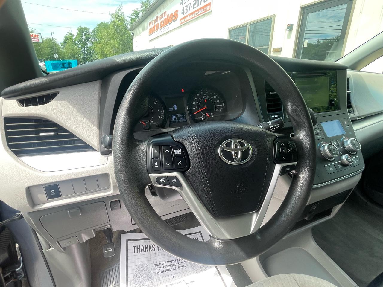 Toyota Sienna LE Auto Access Seat FWD 7-Passenger (Natl) 2017