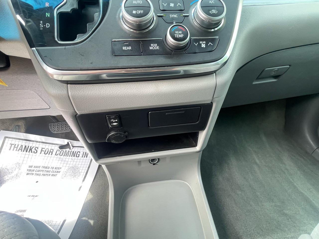 Toyota Sienna LE Auto Access Seat FWD 7-Passenger (Natl) 2017