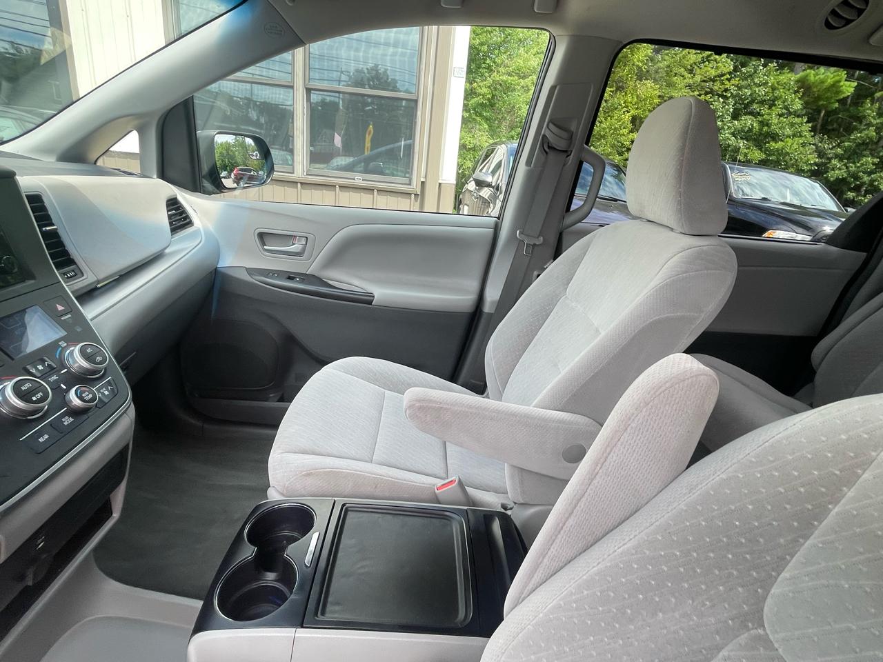 Toyota Sienna LE Auto Access Seat FWD 7-Passenger (Natl) 2017