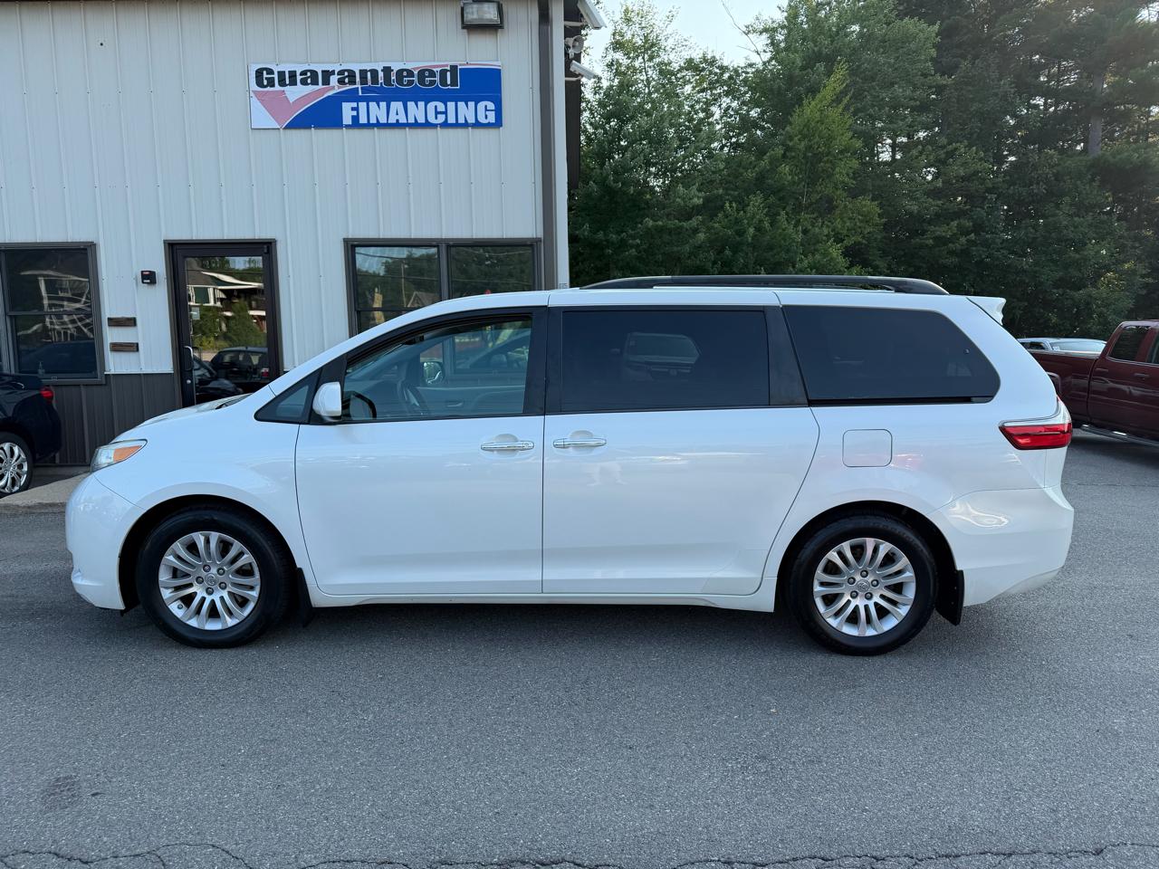 Toyota Sienna 5dr 8-Pass Van XLE FWD (Natl) 2015