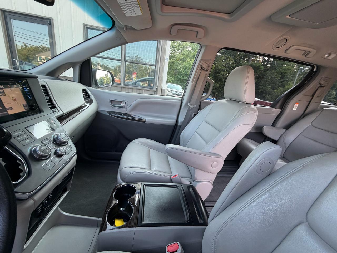 Toyota Sienna 5dr 8-Pass Van XLE FWD (Natl) 2015
