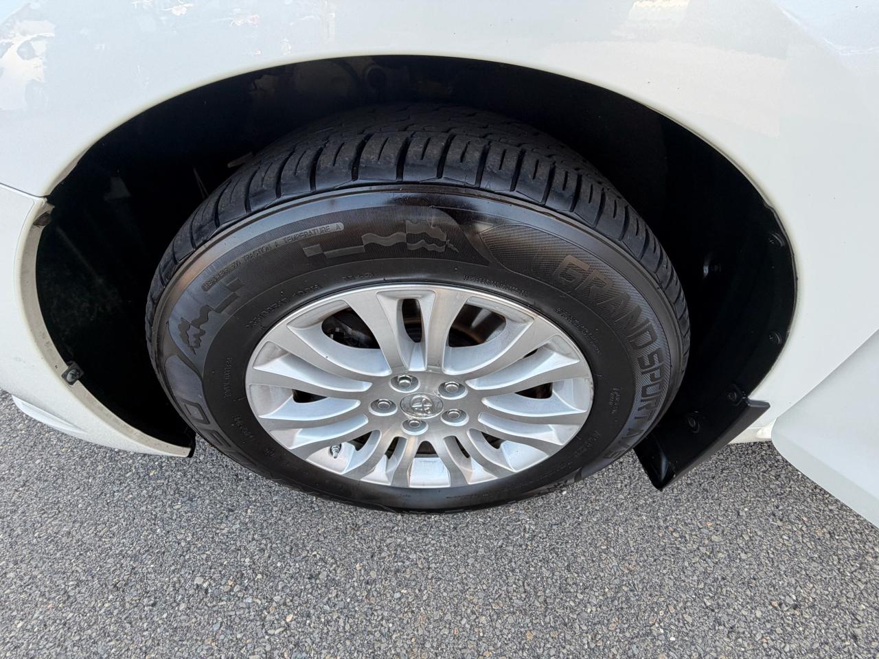 Toyota Sienna 5dr 8-Pass Van XLE FWD (Natl) 2015