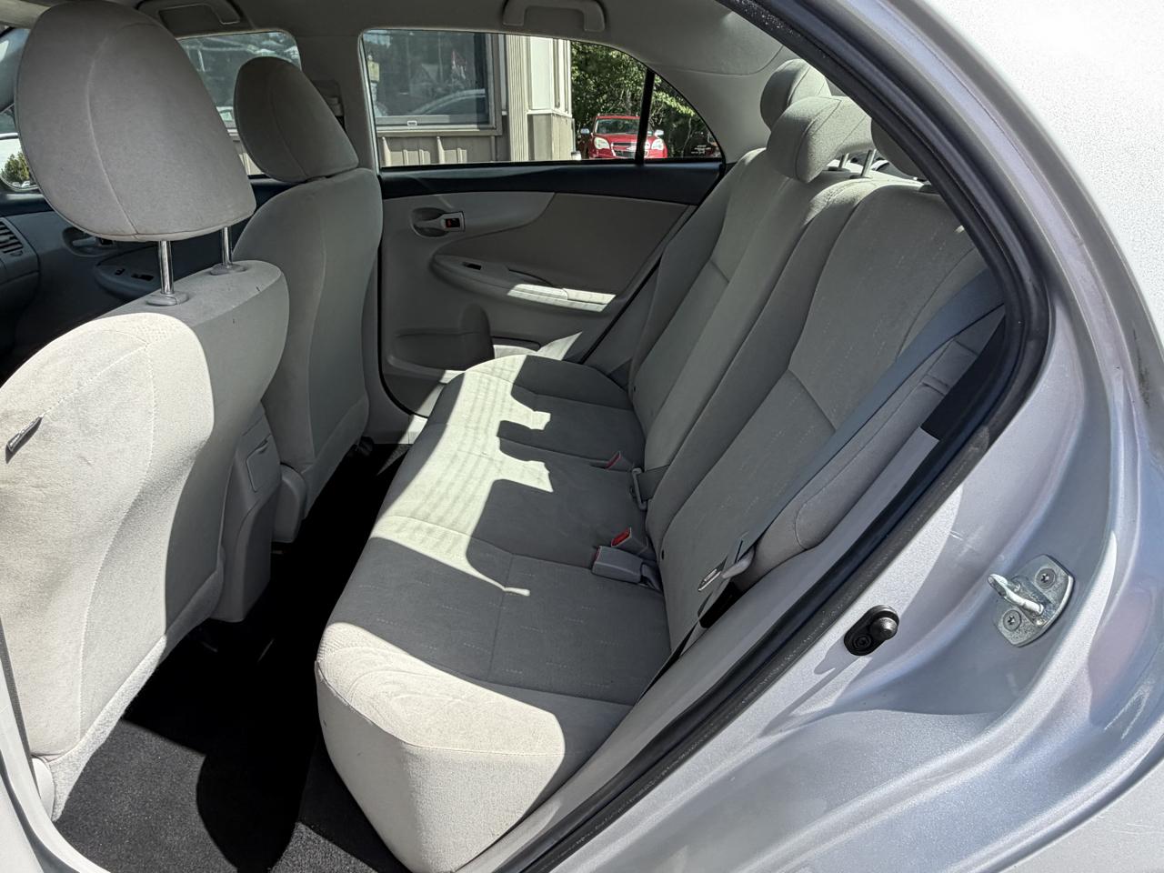 Toyota Corolla 4dr Sdn Man L (Natl) 2012