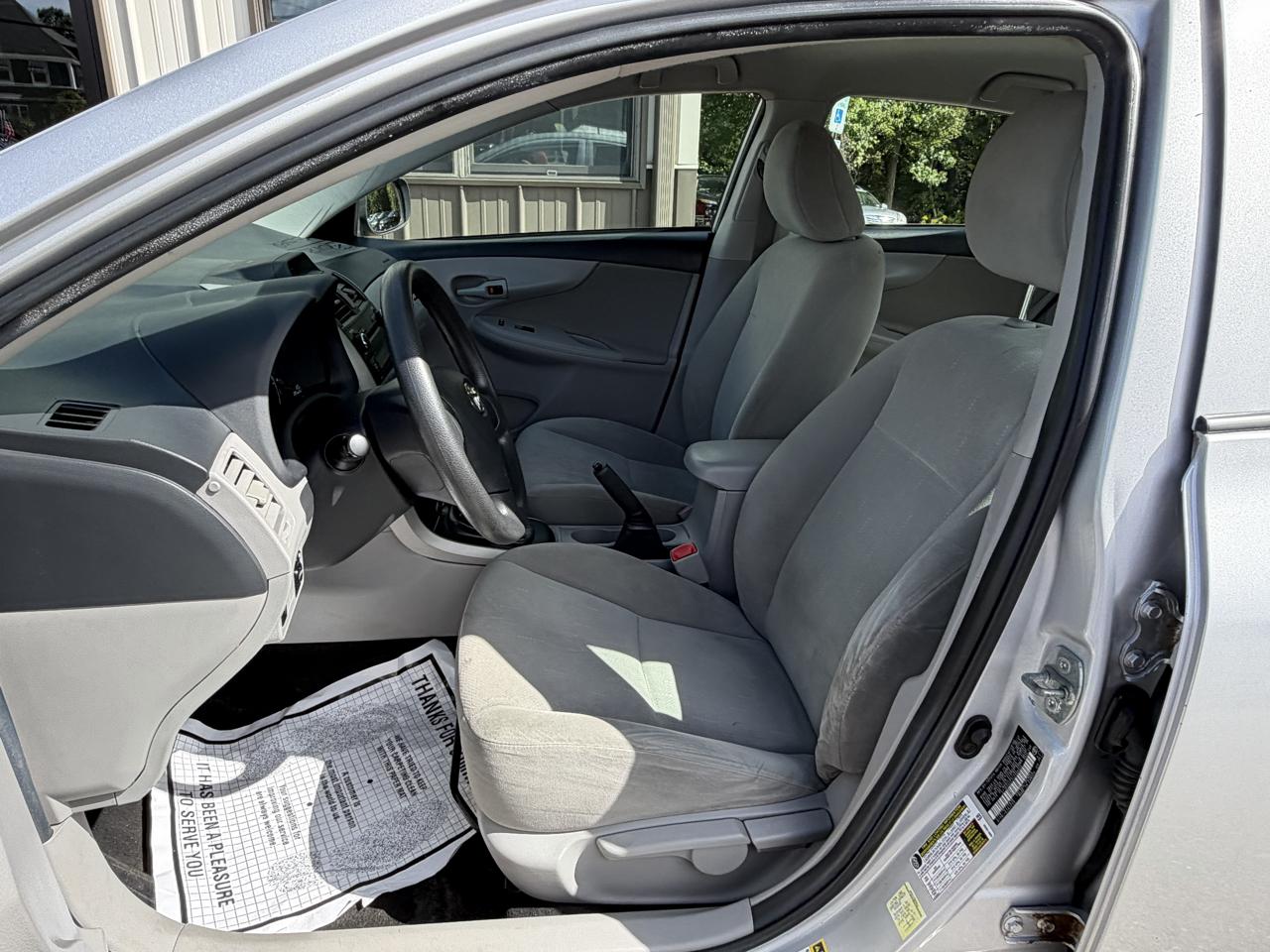 Toyota Corolla 4dr Sdn Man L (Natl) 2012