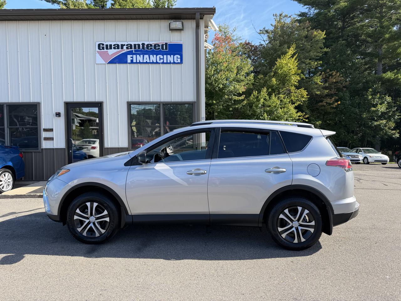 Toyota RAV4 LE AWD (Natl) 2017