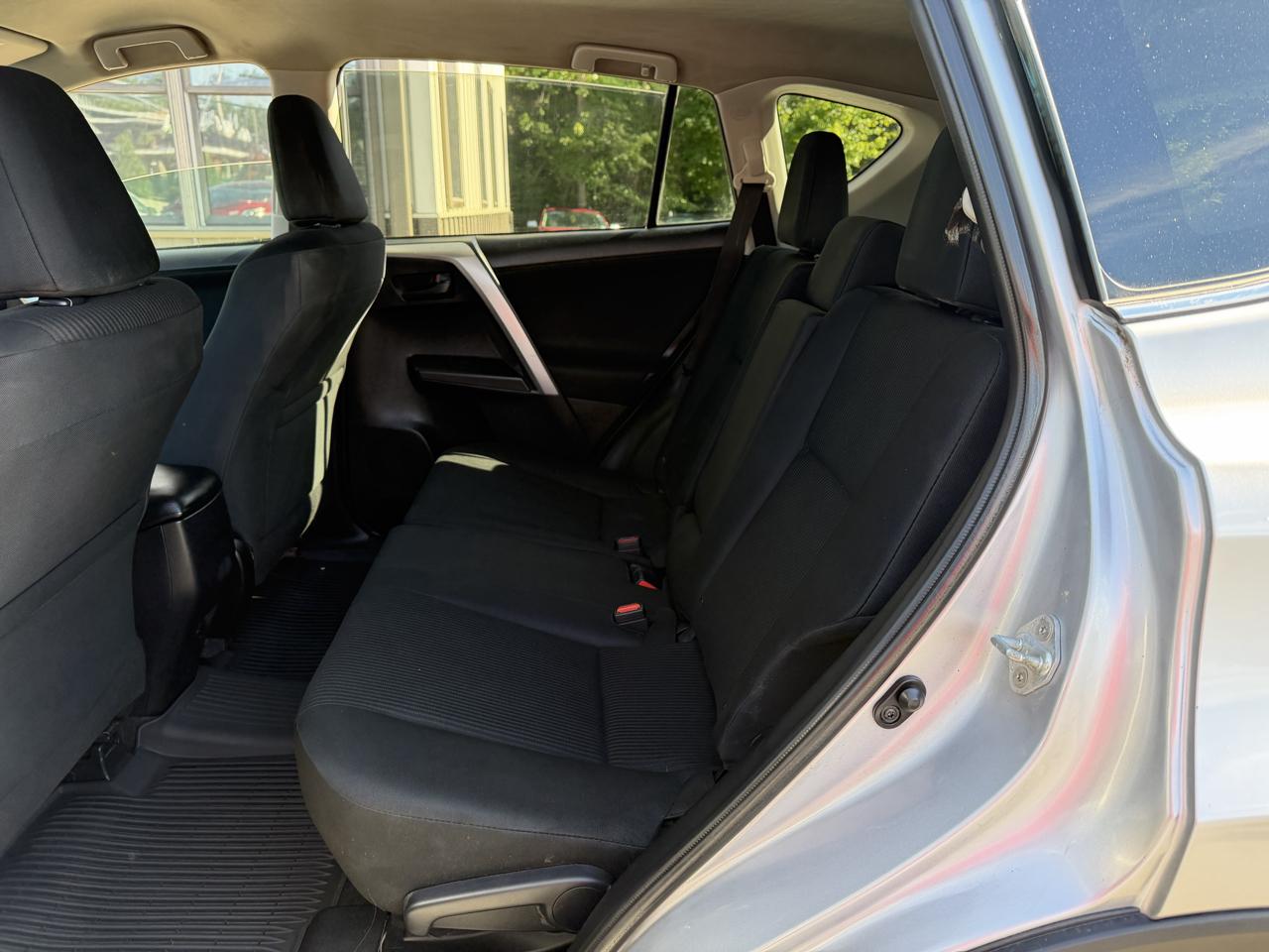Toyota RAV4 LE AWD (Natl) 2017