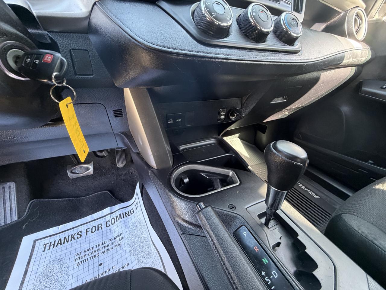 Toyota RAV4 LE AWD (Natl) 2017