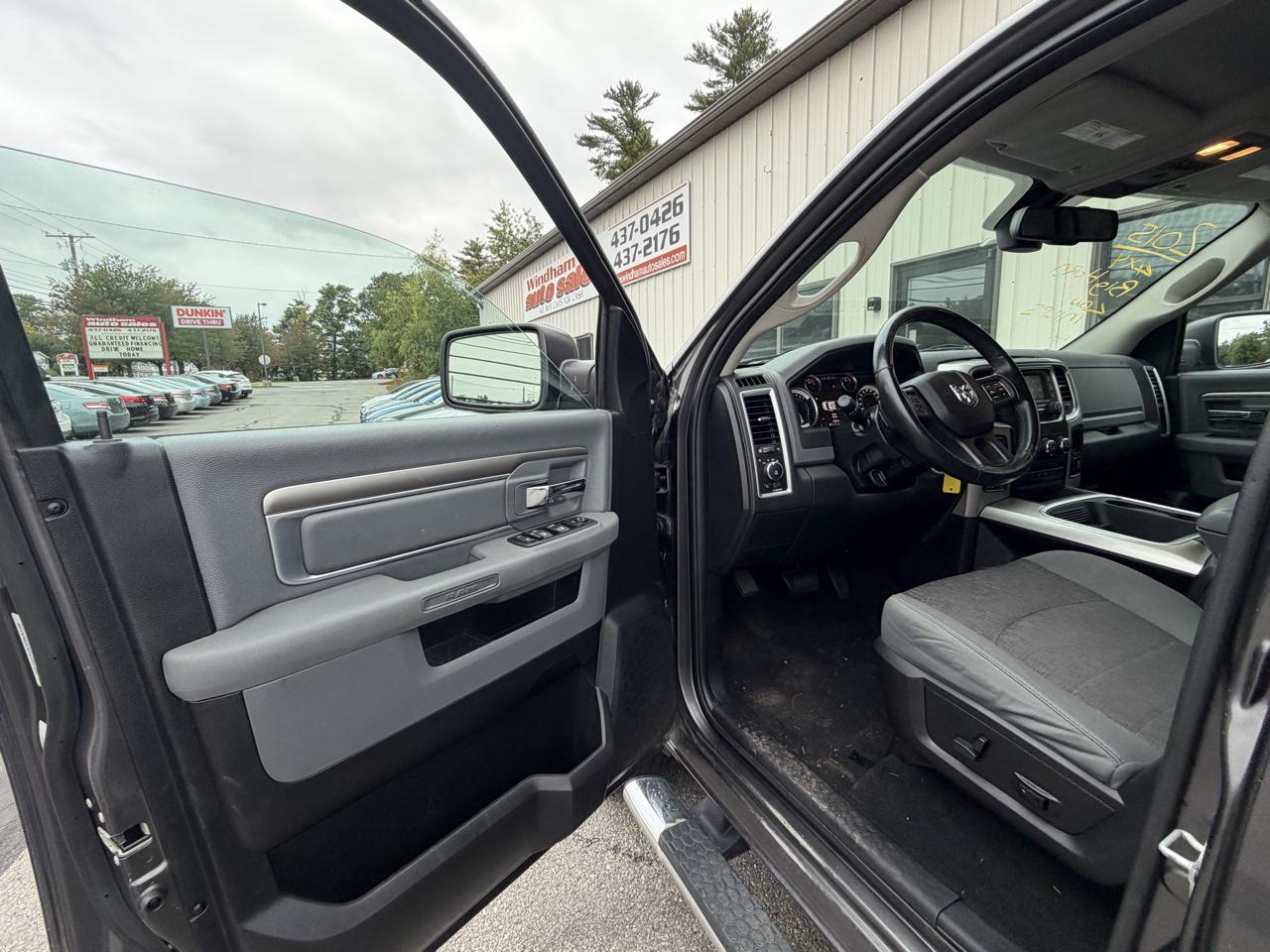 RAM 1500 4WD Quad Cab 140.5" Big Horn 2015