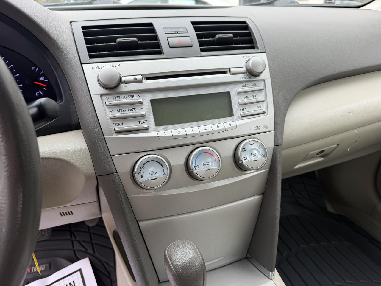 Toyota Camry 4dr Sedan LE 2011