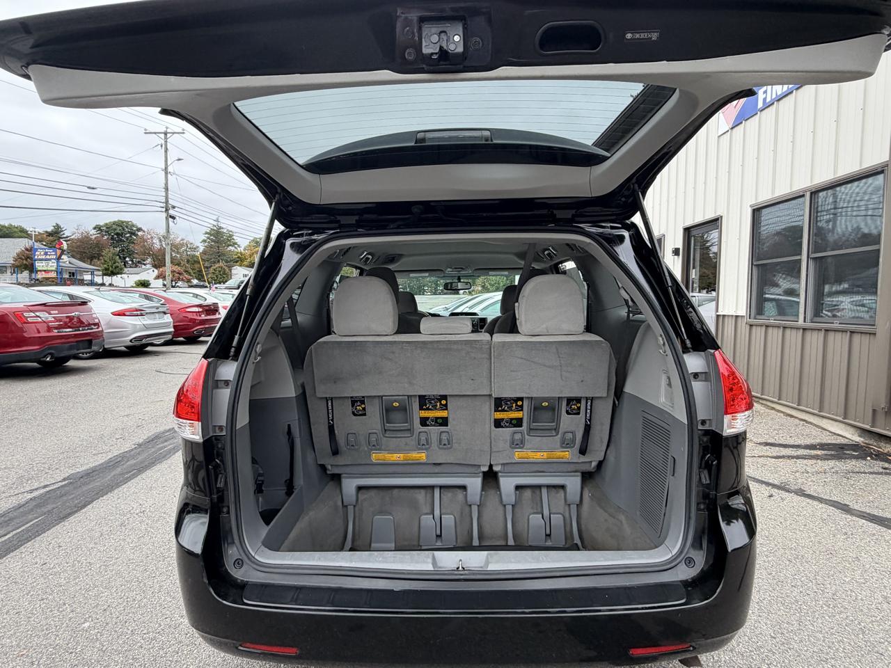 Toyota Sienna 5dr 7-Pass Van V6 LE AWD (Natl) 2014