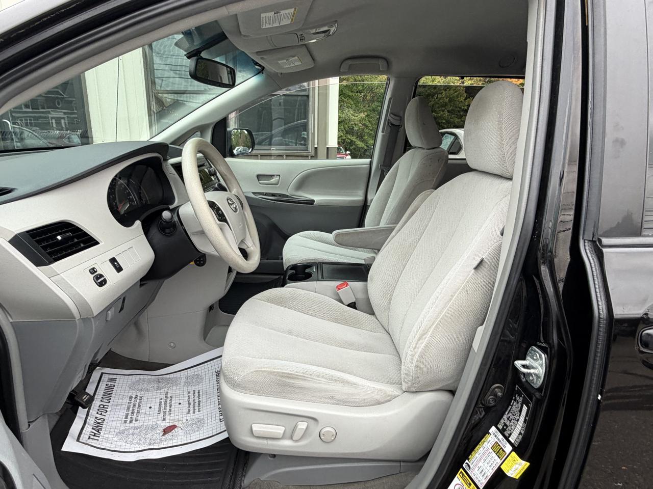 Toyota Sienna 5dr 7-Pass Van V6 LE AWD (Natl) 2014